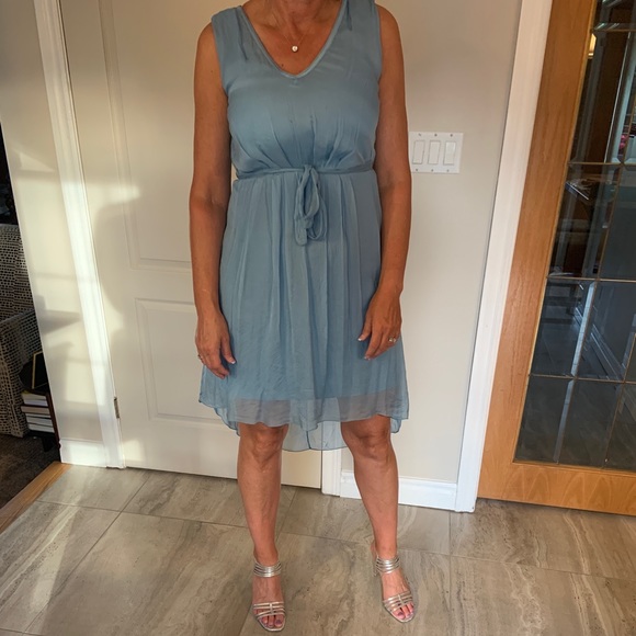 Gorgeous summer dress flows beautifully. Can be tied at front or back. Size M - Picture 8 of 11